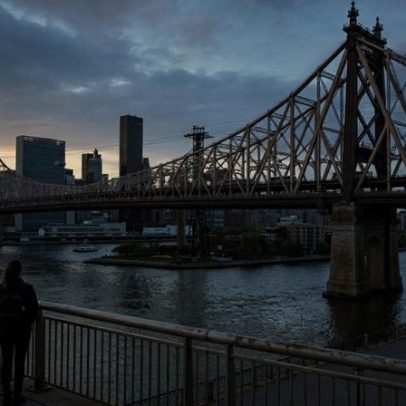 Ponte entre Manhattan e Queens, inaugurada em 1909, com 1.135 m de extensão