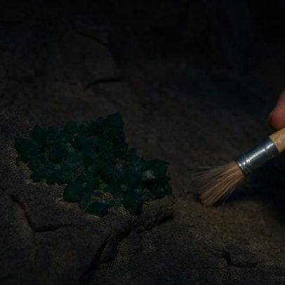 Silicato de cobre com brilho vítreo, gema rara e vibrante para colecionadores