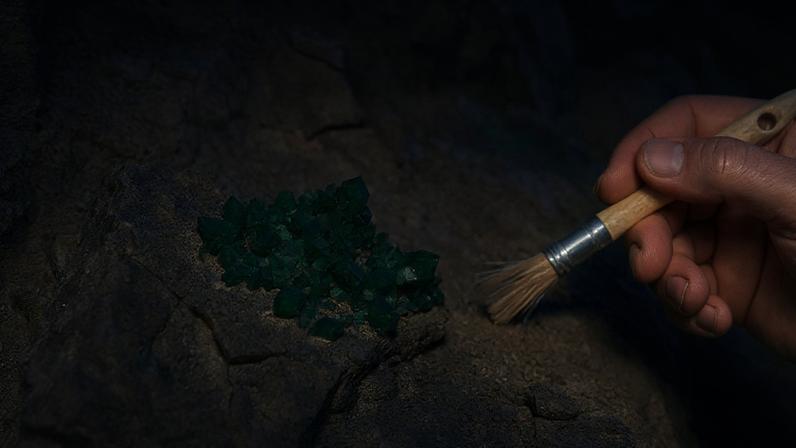 Mineral de cor verde esmeralda intensa, extremamente valorizado por colecionadores devido à sua raridade e cores vibrantes, embora seja frágil para a joalheria convencional – Créditos: depositphotos.com / Minakryn