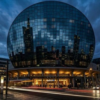 Hotel em Frankfurt com fachada disco espelhada vira referência de design futurista