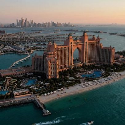 Resort de 1.544 quartos ocupa 46 hectares na ponta da ilha artificial de Dubai