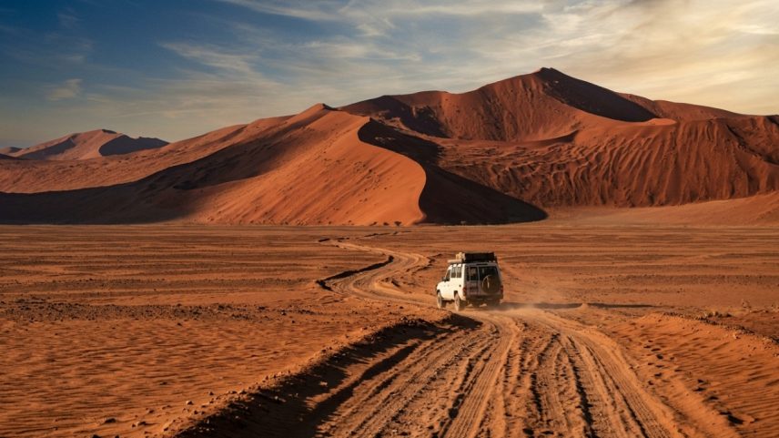 Rodovia de 60 km atravessa dunas de 300 m na Namíbia, roteiro cênico desértico