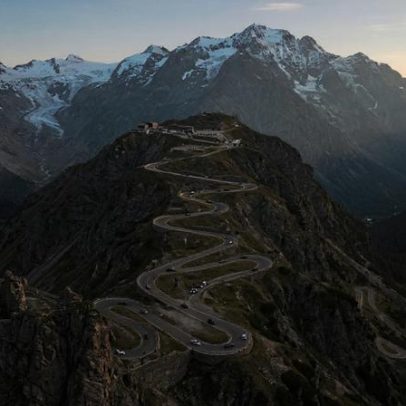 Passagem alpina italiana atinge 2.757 m e testa pilotos com 48 curvas