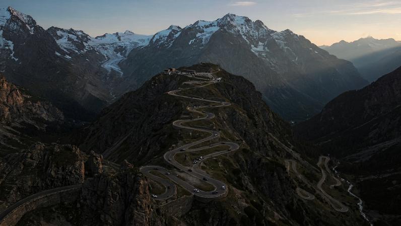 Passagem alpina na Itália famosa por suas quarenta e oito curvas fechadas em alta altitude