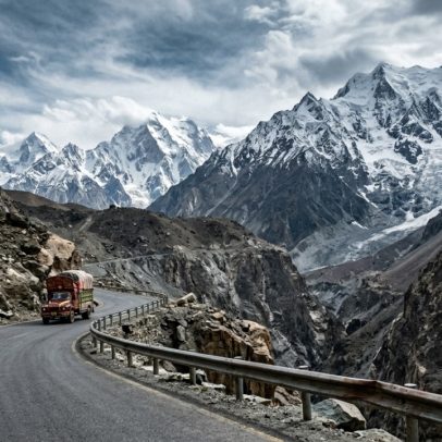 Karakoram Highway alcança 4.693 m, a estrada pavimentada mais alta do mundo