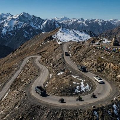 Taglang La, na Índia, atinge 5.328 m de altitude entre curvas fechadas
