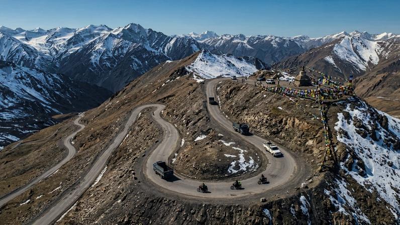 Taglang La, na Índia, atinge 5.328 m de altitude entre curvas fechadas