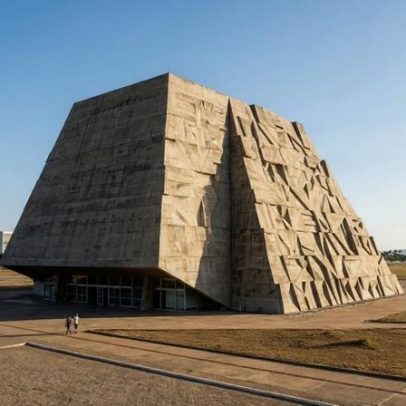 Teatro Nacional de Brasília, projeto de Niemeyer, fachada de cubos em pirâmide