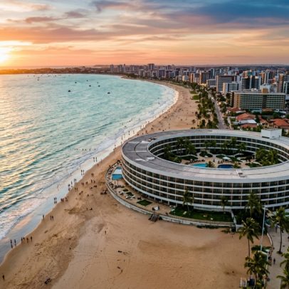 Hotel circular sobre a areia, de 1971, vira cartão-postal de João Pessoa
