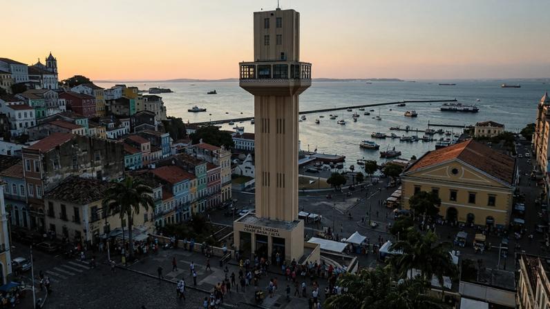 Elevador histórico de setenta e dois metros conectando as cidades alta e baixa de Salvador – Créditos: depositphotos.com / gustavomello162.hotmail.com