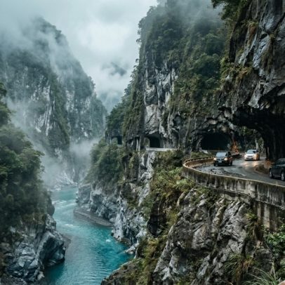 Estrada de 19 km esculpida em mármore em Taiwan atravessa montanhas com túneis