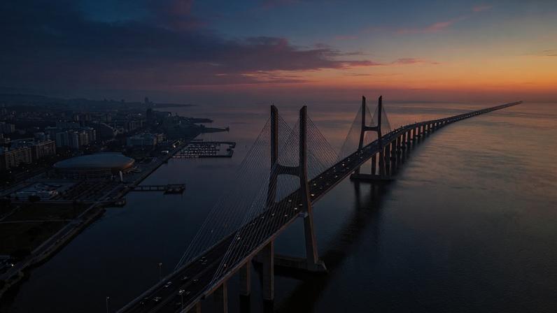 Estrutura de 17 km sobre o Rio Tejo, um marco da engenharia e uma das pontes mais longas da Europa – Créditos: depositphotos.com / nunoduarte