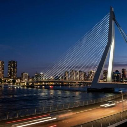 Ponte estaiada de 802 m com mastro de 139 m em cisne vira símbolo de Roterdã