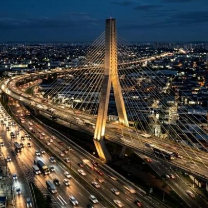 Mastro de 60 m sustenta estrutura estaiada para gerenciar tráfego na Dutra