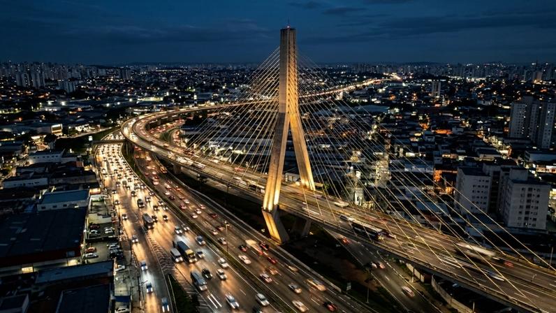 Viaduto estaiado na região metropolitana de São Paulo que cruza uma das rodovias mais movimentadas