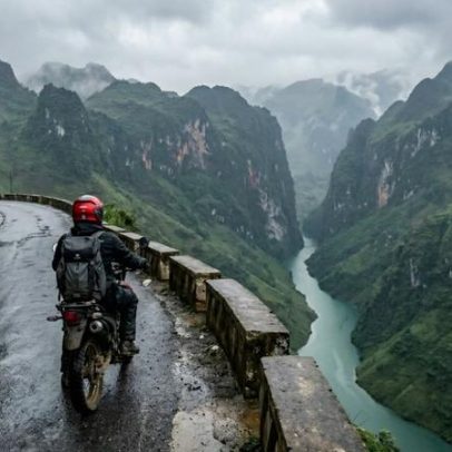 Estrada de 350 km por picos calcários no Vietnã, trajeto icônico para pilotos