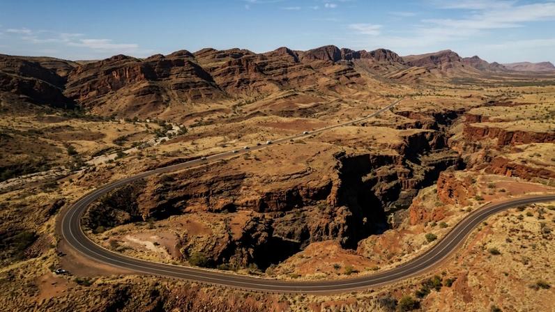 Estrada de acesso ao Parque Nacional Karijini, famosa por atravessar formações geológicas de bilhões de anos no deserto australiano – Créditos: depositphotos.com / hanswismeijer