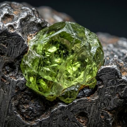 Minério verde domina o manto terrestre e brilha em cristais de meteoritos