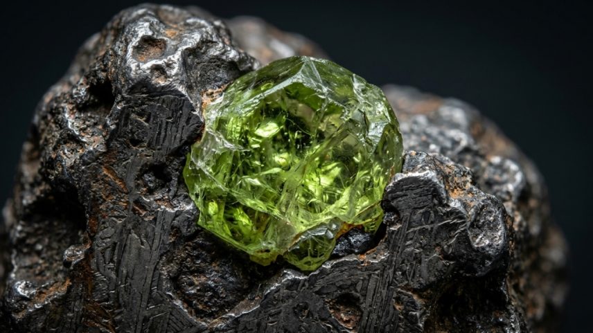 Mineral silicato de ferro e magnésio, principal constituinte do manto da Terra e frequentemente encontrado em meteoritos do tipo pallasita – Créditos: depositphotos.com / vvoennyy