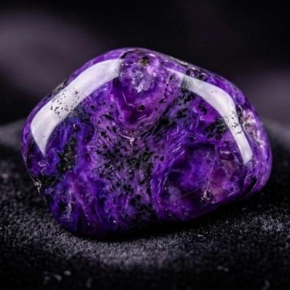 Gema violeta rara é extraída na África e ganha status de mineral cobiçado