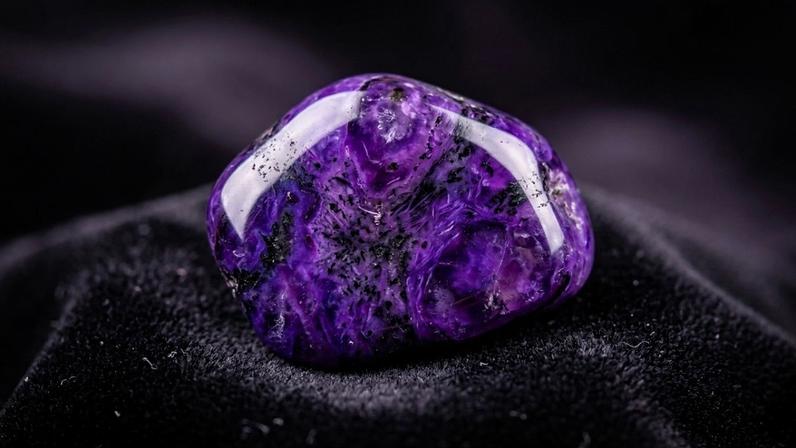 Mineral de tom violeta escuro de extrema raridade apreciado na alta joalheria mundial – Créditos: depositphotos.com / vvoennyy