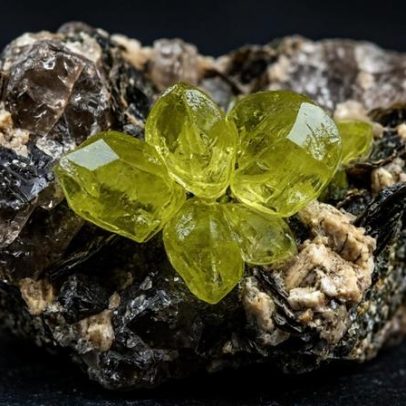 Raro mineral de fosfato, descoberto em 1944, brilha em amarelo-esverdeado