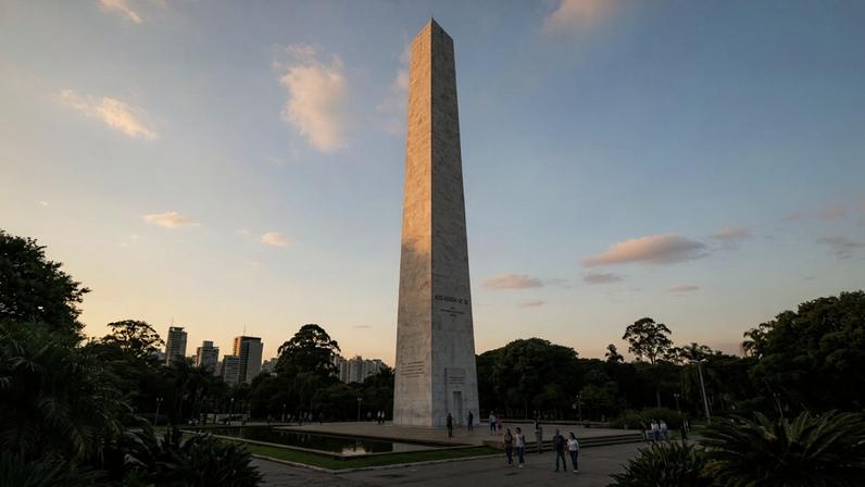 Monumento de setenta e dois metros feito em mármore dedicado aos heróis de 1932 – Créditos: depositphotos.com / Ranimiro