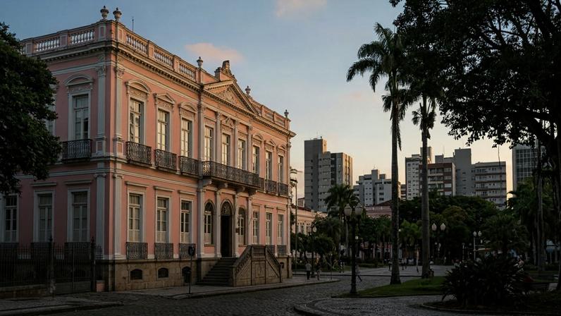 Edifício histórico com fachada rosa que abriga o museu e a memória política de Santa Catarina – Créditos: depositphotos.com / RudiErnst