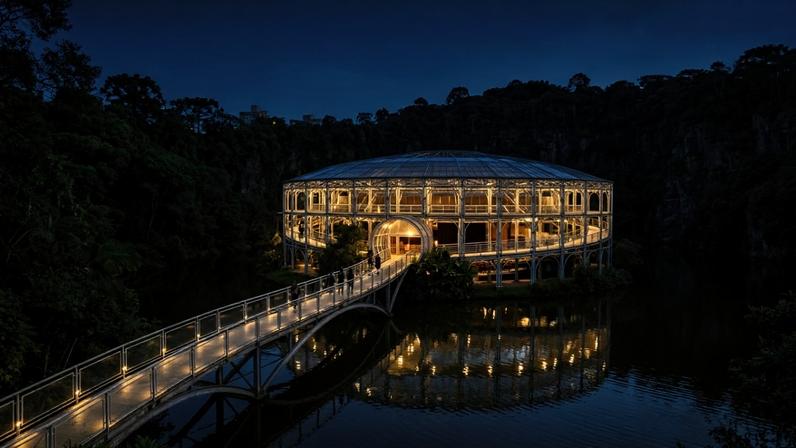 Teatro circular de aço no Paraná é erguido em 75 dias, com 1.572 lugares