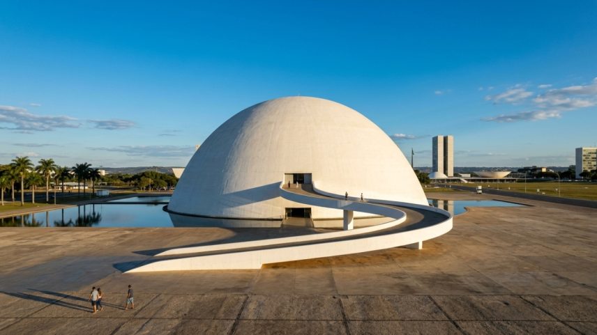 Cúpula monumental de concreto que abriga exposições de arte e cultura na capital federal – Créditos: depositphotos.com / sergio_pulp
