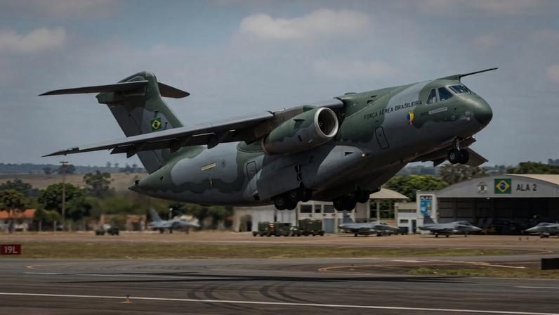 Aeronave militar multimissão de transporte tático com propulsão a jato e capacidade de carga de até 26 toneladas – Créditos: depositphotos.com / soosjozsef