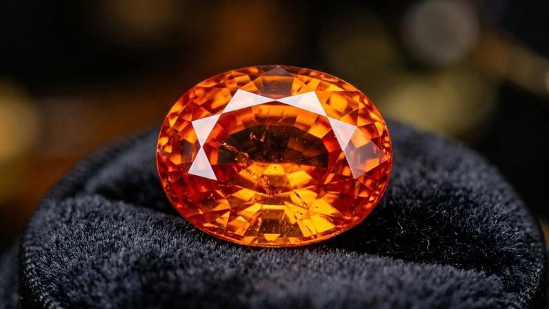 Variedade rara de granada com coloração laranja intensa e alto índice de refração – Créditos: depositphotos.com / vvoennyy