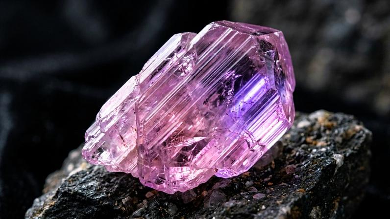 Cristal de espodumênio rosa com forte pleocroísmo que exibe tons violetas sob a luz – Créditos: depositphotos.com / vvoennyy