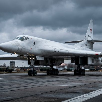 Tu-160, com 275 t, Mach 2.05, é a maior aeronave supersônica militar
