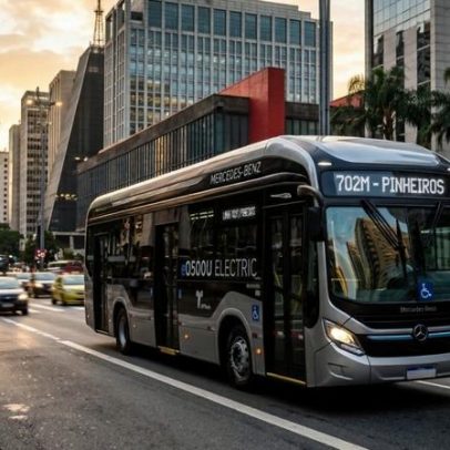 Ônibus de 30 metros leva até 300 passageiros e pode substituir três veículos