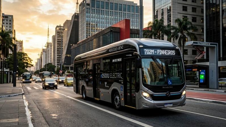 Ônibus elétrico Mercedes-Benz eO500U circulando em via urbana de São Paulo com baterias modulares