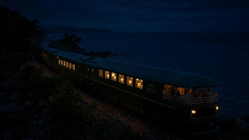 Expresso de luxo japonês oferece alta gastronomia e varandas para o Mar do Japão