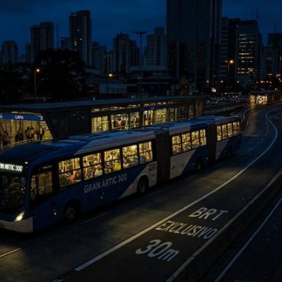 Ônibus de 30 metros pode levar até 300 passageiros e substituir três veículos