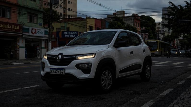 Consumo de 22 km/l, direção elétrica e ar-condicionado de série por menos de R$ 35 mil e o popular que prova que econômico e bem equipado podem dividir o mesmo painel
