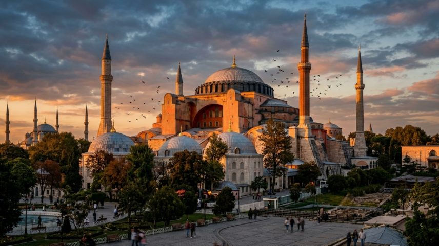 Monumento histórico com cúpula monumental que serviu como basílica e mesquita em Istambul – Créditos: depositphotos.com / Givaga