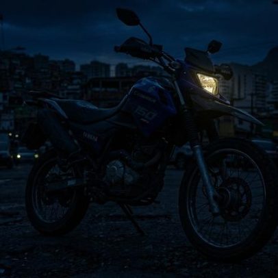 Trail 150 cc rende mais de 35 km/l e encara buracos como parte do caminho