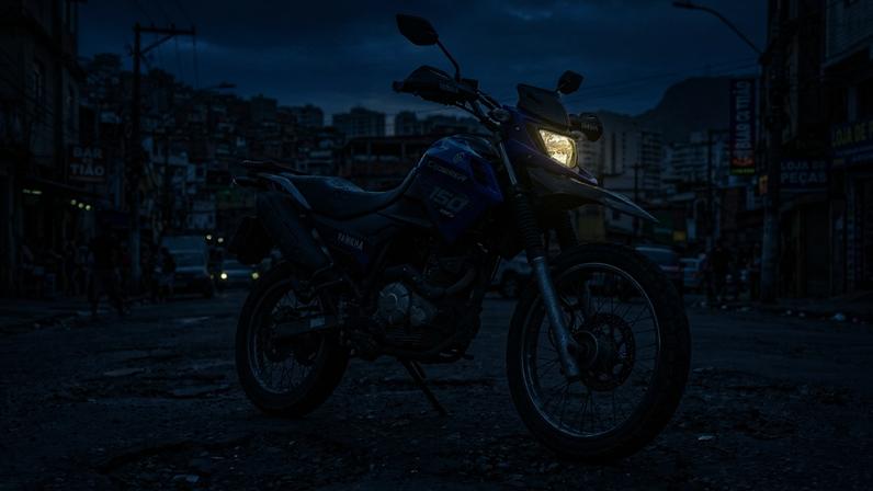 Yamaha Crosser 150 dominante no pôr do sol urbano