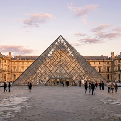 Pirâmide do Louvre, 21,6 m, 673 painéis de vidro, maior marco moderno de Paris
