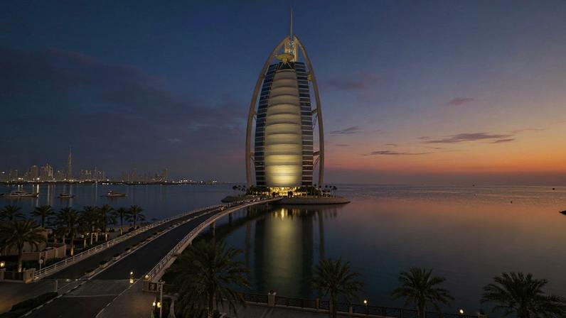 Hotel de luxo com trezentos e vinte e um metros de altura em formato de vela, construído sobre o mar – Créditos: depositphotos.com / [email protected]