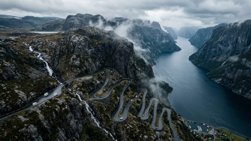 Rodovia norueguesa com vinte e sete curvas acentuadas que descem até o nível do fiorde – Créditos: depositphotos.com / fokkebok