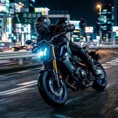 Moto japonesa de três cilindros ganha rosto robótico e eletrônica de pista