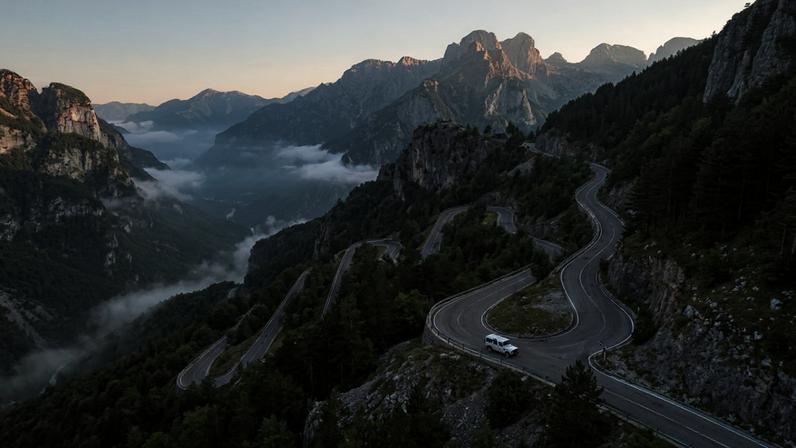 Rodovia remota e estreita que serpenteia os alpes albaneses em um cenário natural preservado – Créditos: depositphotos.com / mecan