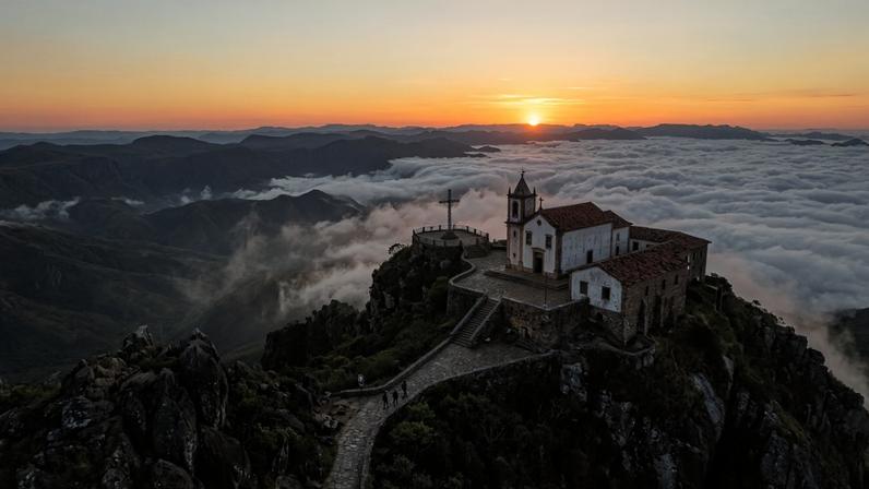 Santuário religioso situado no topo de uma montanha com vista de trezentos e sessenta graus – Créditos: depositphotos.com / sidneydealmeida