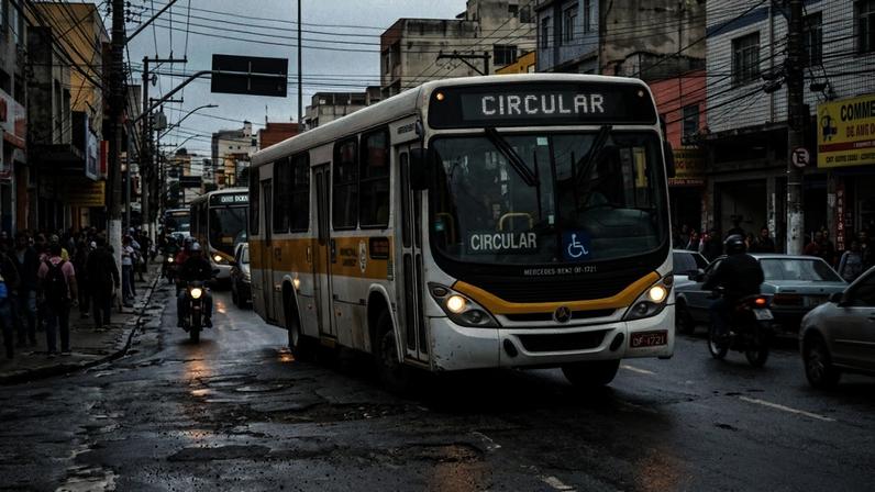 Com 12 metros, motor dianteiro e capacidade para mais de 80 passageiros, o ônibus que virou “tanque urbano” das capitais brasileiras