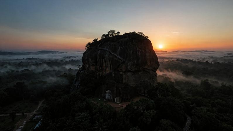 O impenetrável palácio de luxo cravado no topo de um rochedo de 370 metros que abriga complexos jardins suspensos no meio da floresta